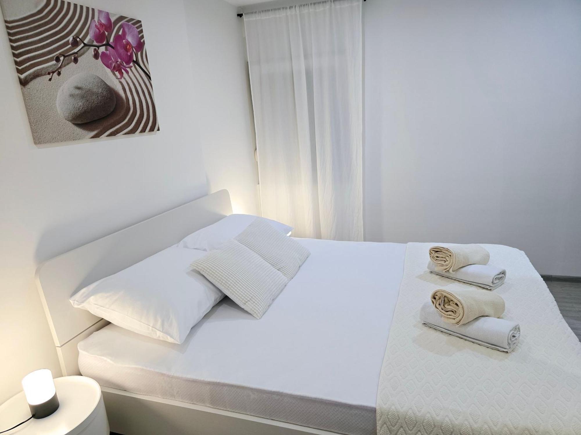 Apartment Blanca With Jacuzzi,Terase And Private Parking Kaštela Eksteriør billede