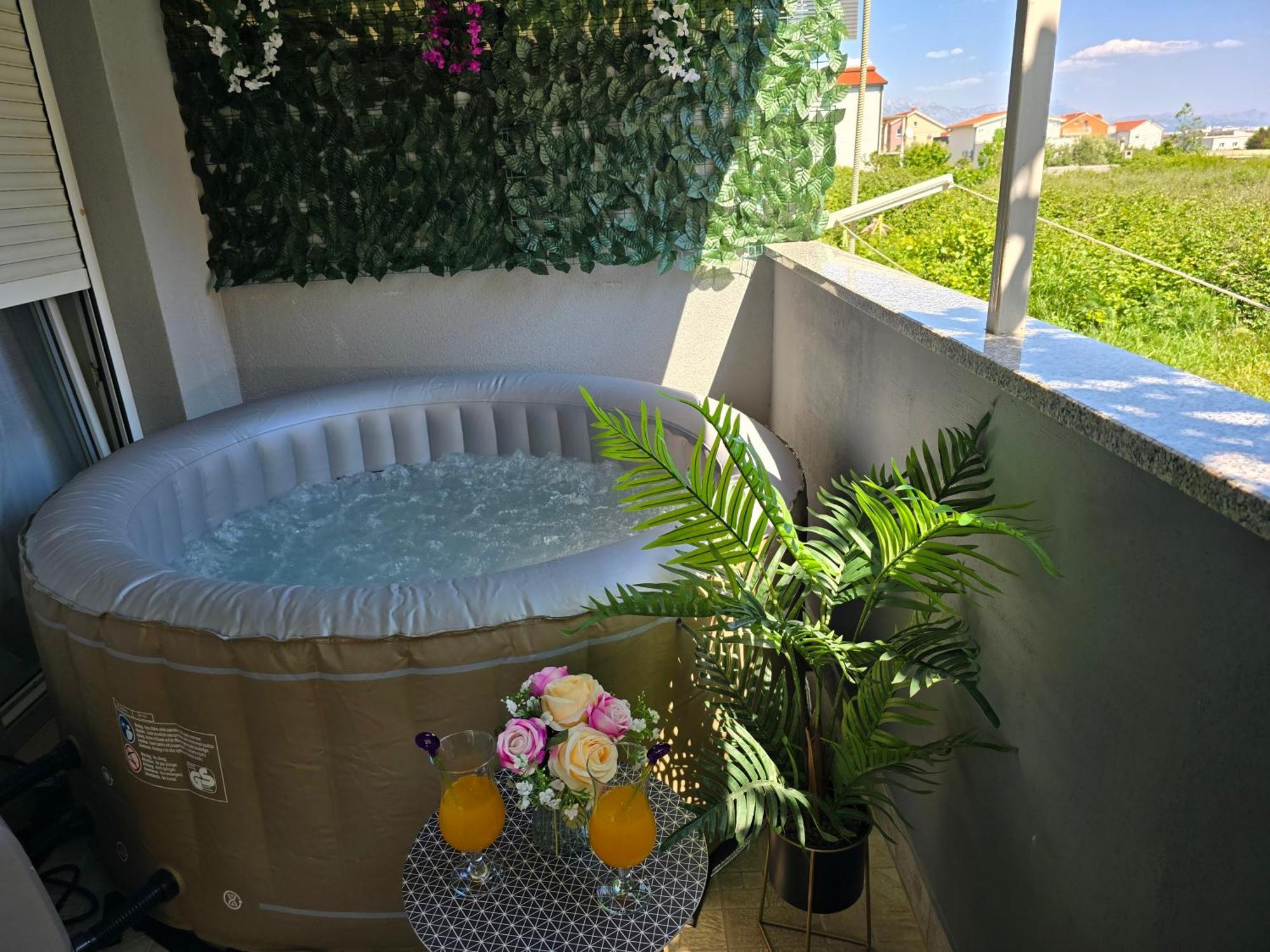 Apartment Blanca With Jacuzzi,Terase And Private Parking Kaštela Eksteriør billede