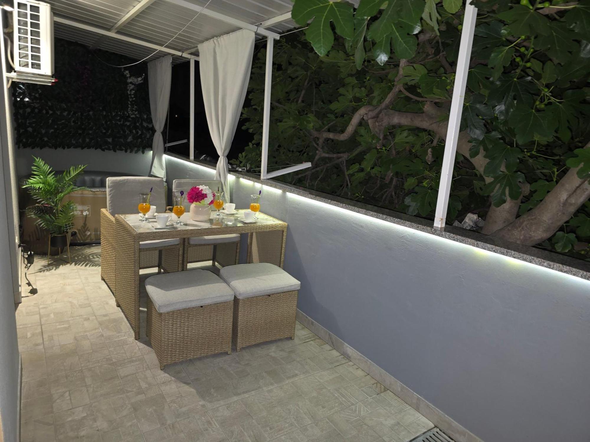 Apartment Blanca With Jacuzzi,Terase And Private Parking Kaštela Eksteriør billede