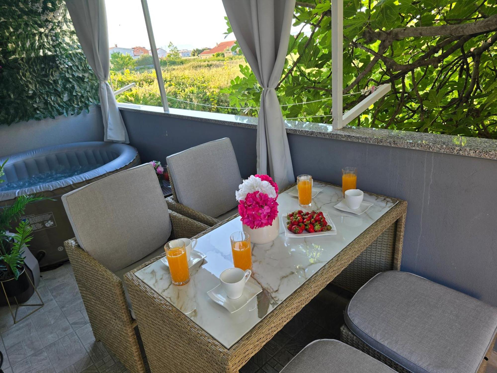 Apartment Blanca With Jacuzzi,Terase And Private Parking Kaštela Eksteriør billede